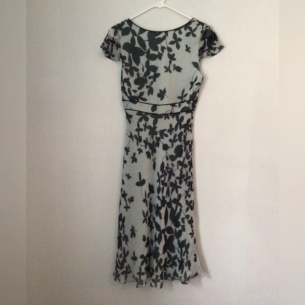 BCBGMAXAZRIA Woman’s 100% Silk Gray Floral Print Midi Dress. Size 4 - Picture 3 of 6